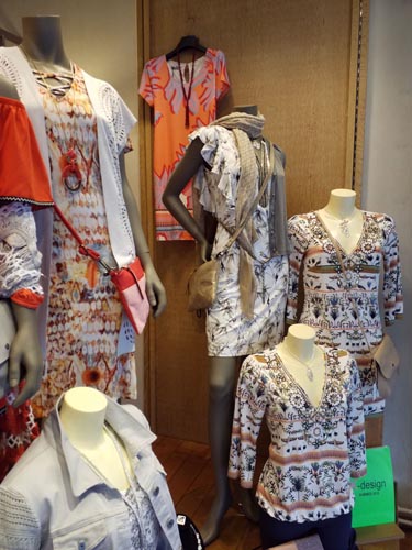 Etalage dameskleding collectie